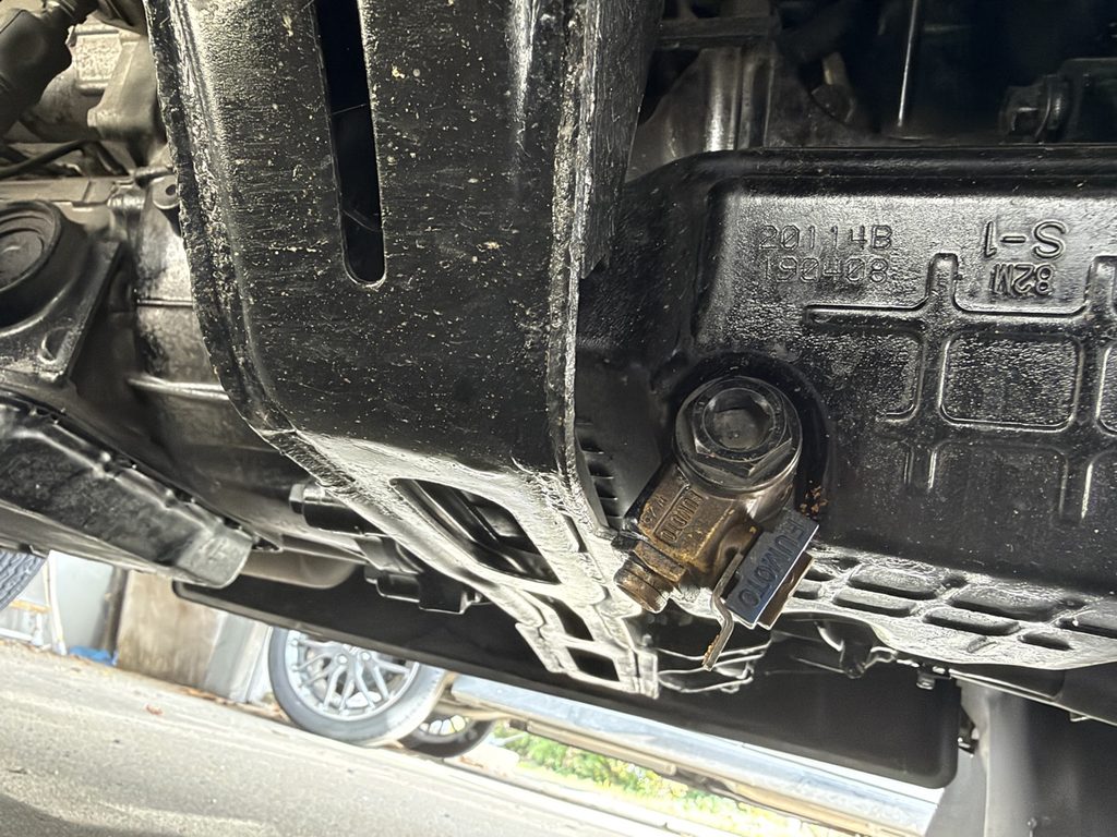 軽トラ（DA16T）のオイルパンに付けたfumotoのエコオイルチェンジャー